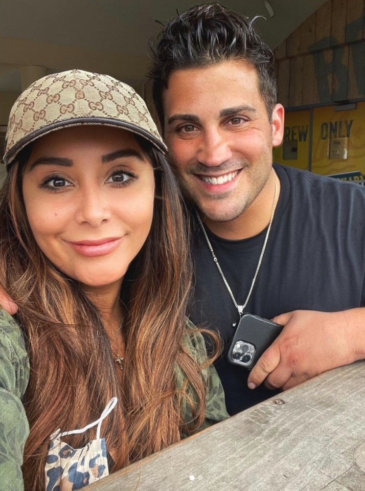 Snooki's fans debated her relationship status after she left her husband out of family vacation photos