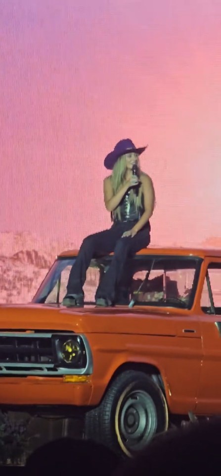 Lainey Wilson sat on a pickup truck and explained why she left the stage temporarily