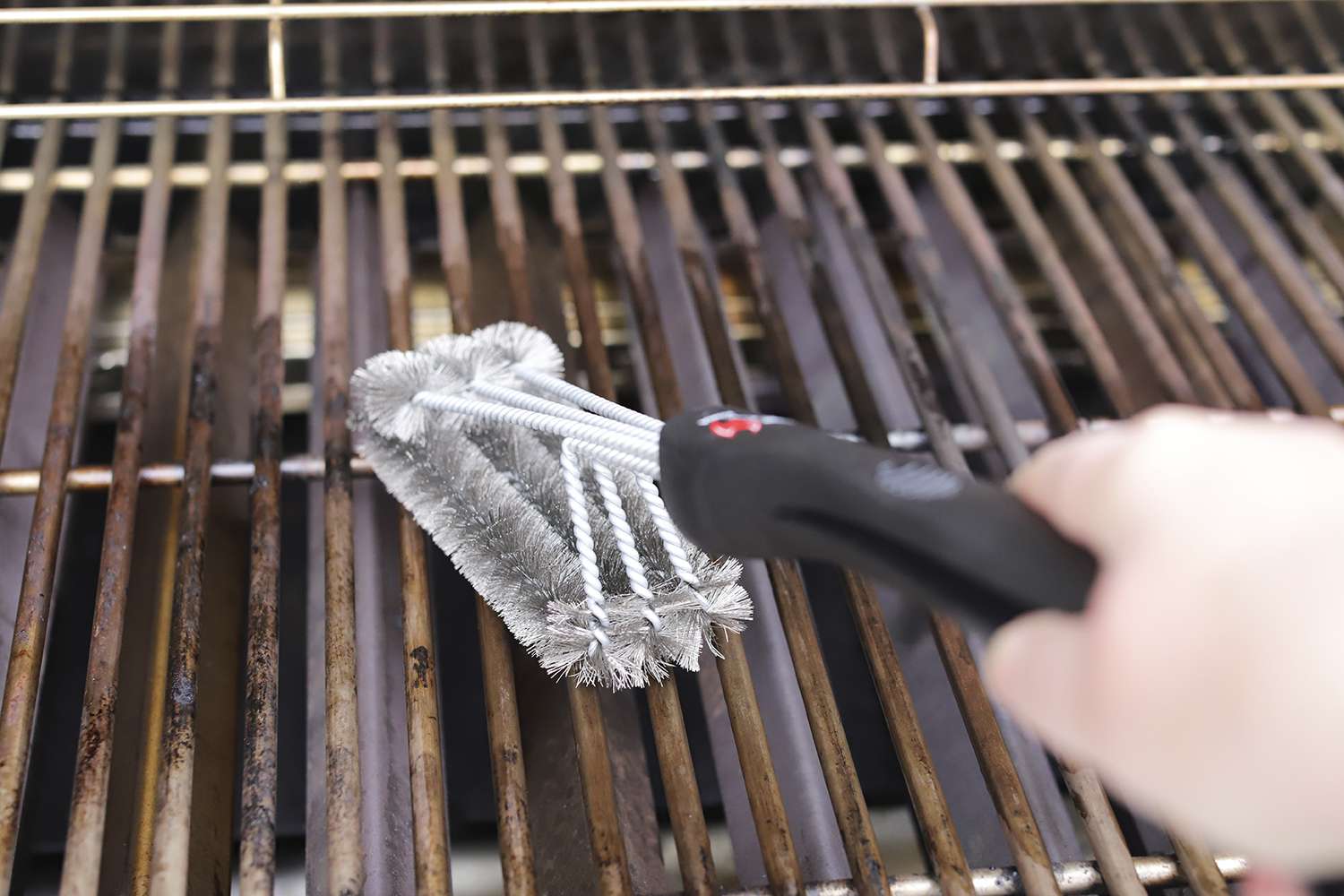 a wet kona-360-clean-grill-brush cleaning dirty grill grates