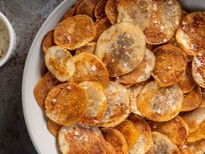 Baked potato chips with salt in a bowl