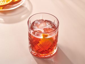 A Negroni Sbagliato cocktail served with orange slices