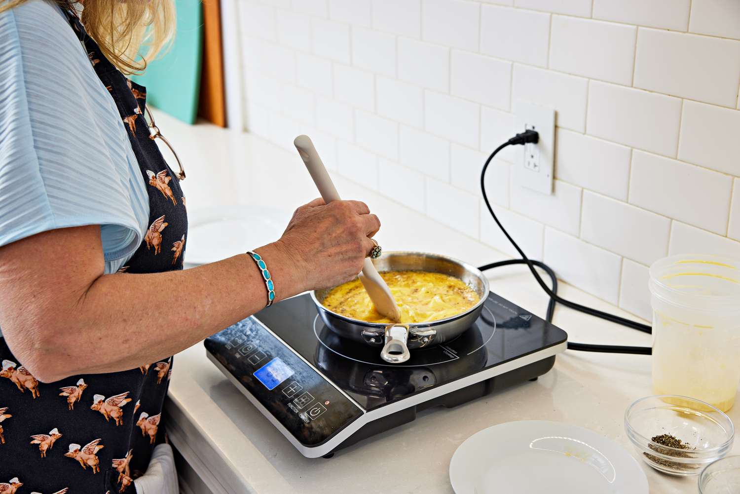 Person cooking an omelet in a Tramontina Gourmet skillet 