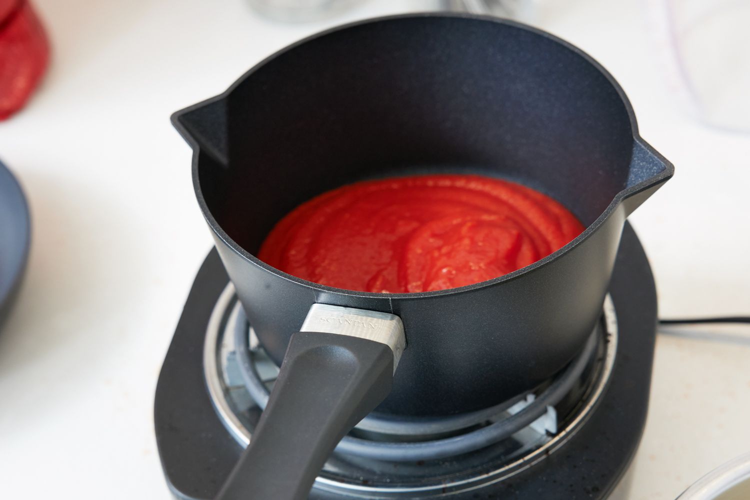 The Scanpan Classic saucepan during the tomato sauce test