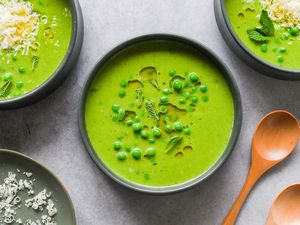 Super easy pea and mint soup in bowls