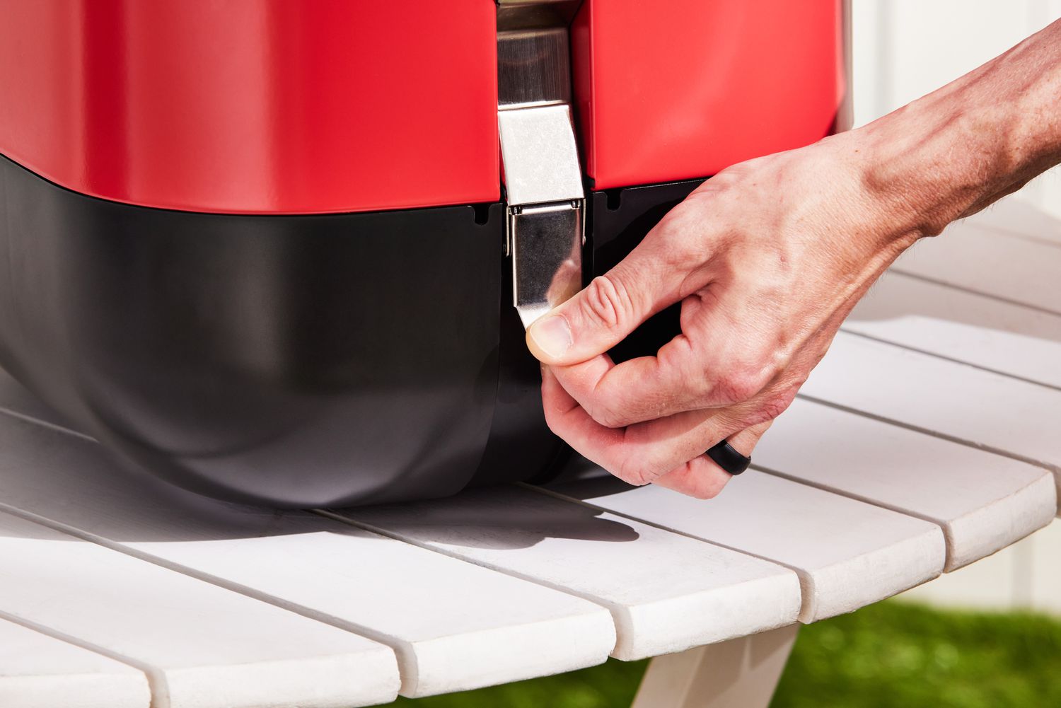 hand pulling tab on Cuisinart CGG-750 Venture Gas Grill
