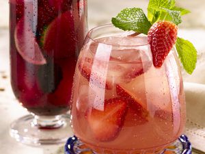 Russian Standard Vodka's Easy Strawberry Berryoska Cocktail Recipe