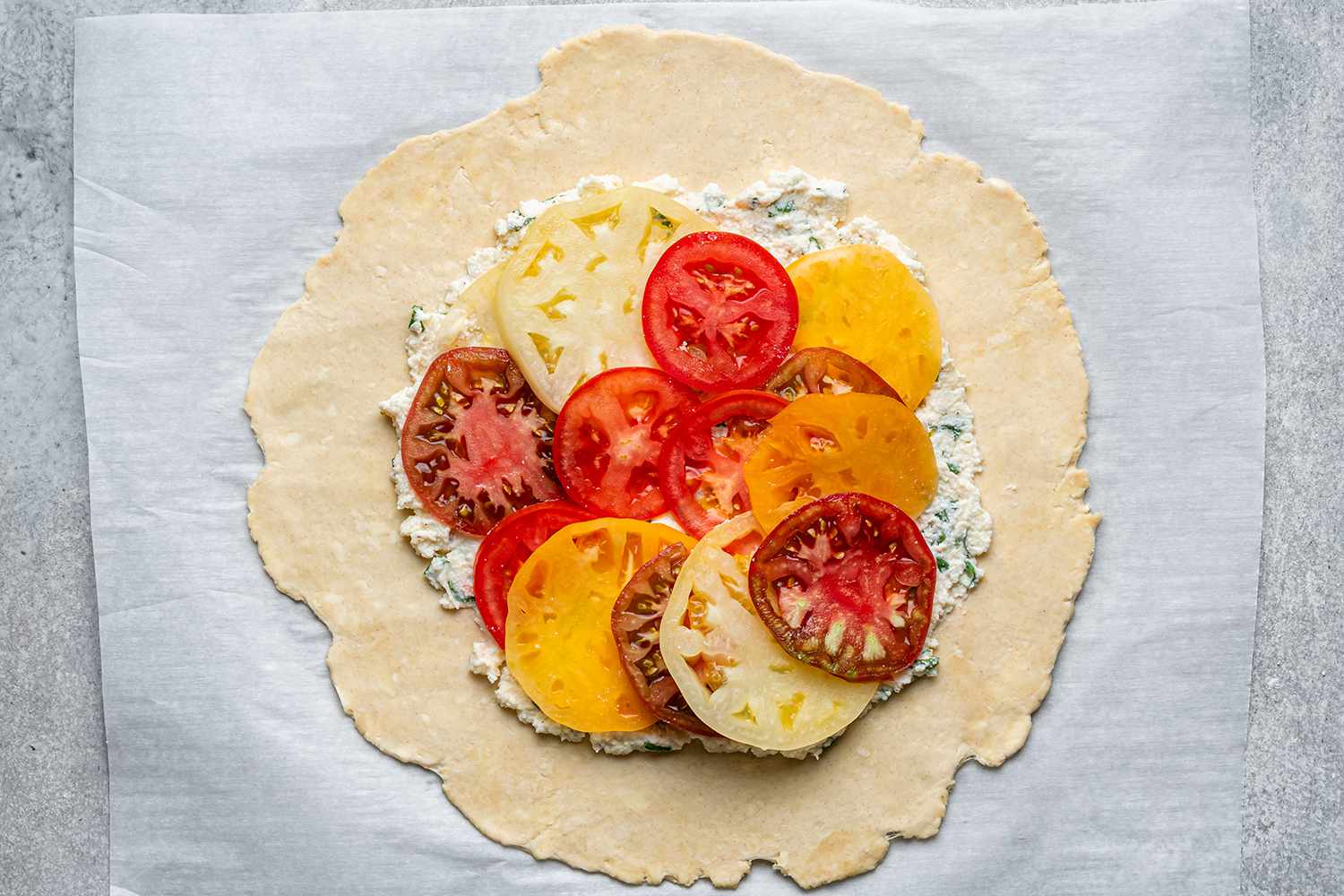 sliced tomatoes on pastry crust