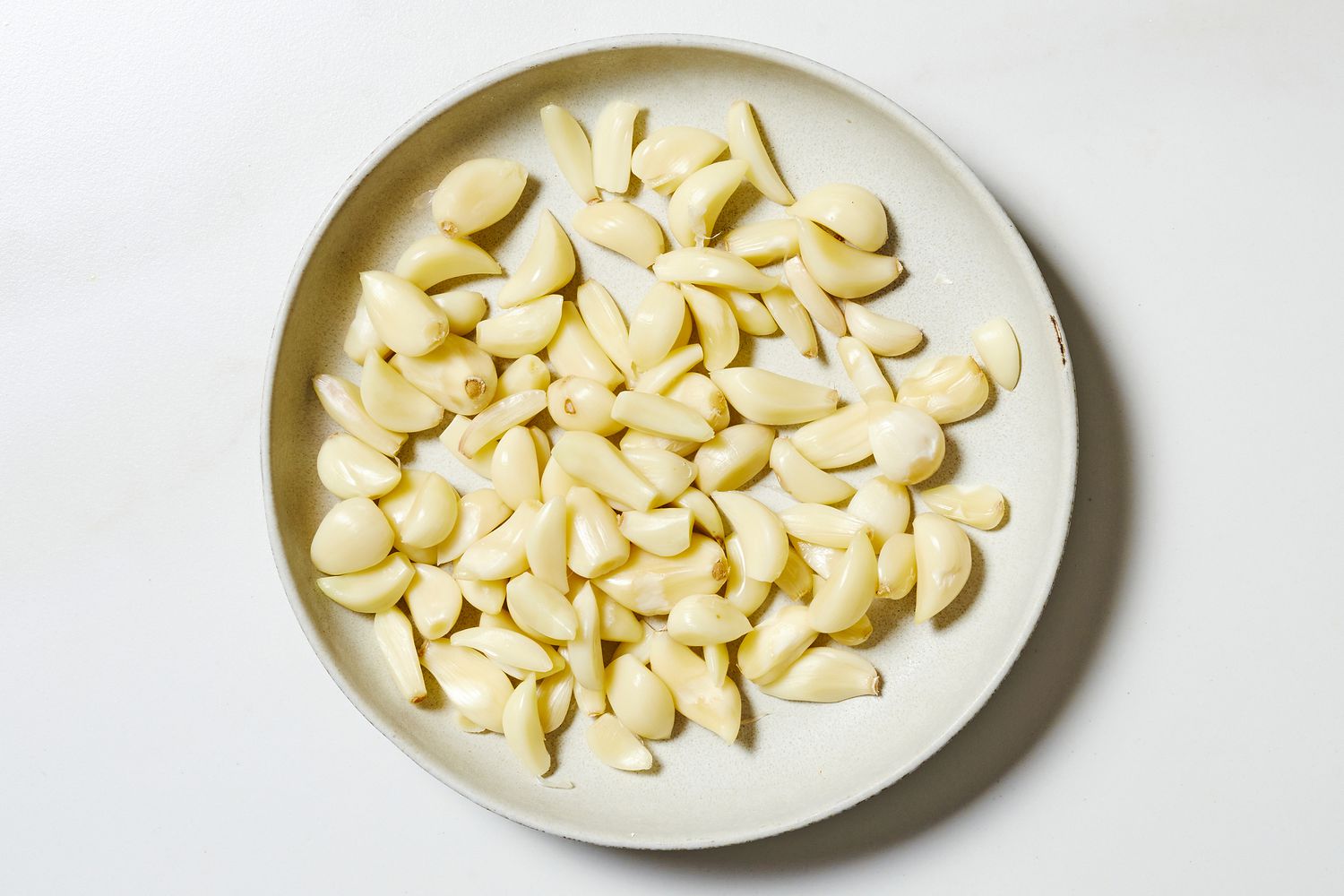 A plate of peeled cloves of garlic