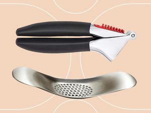 Garlic presses we recommend on a light brown background