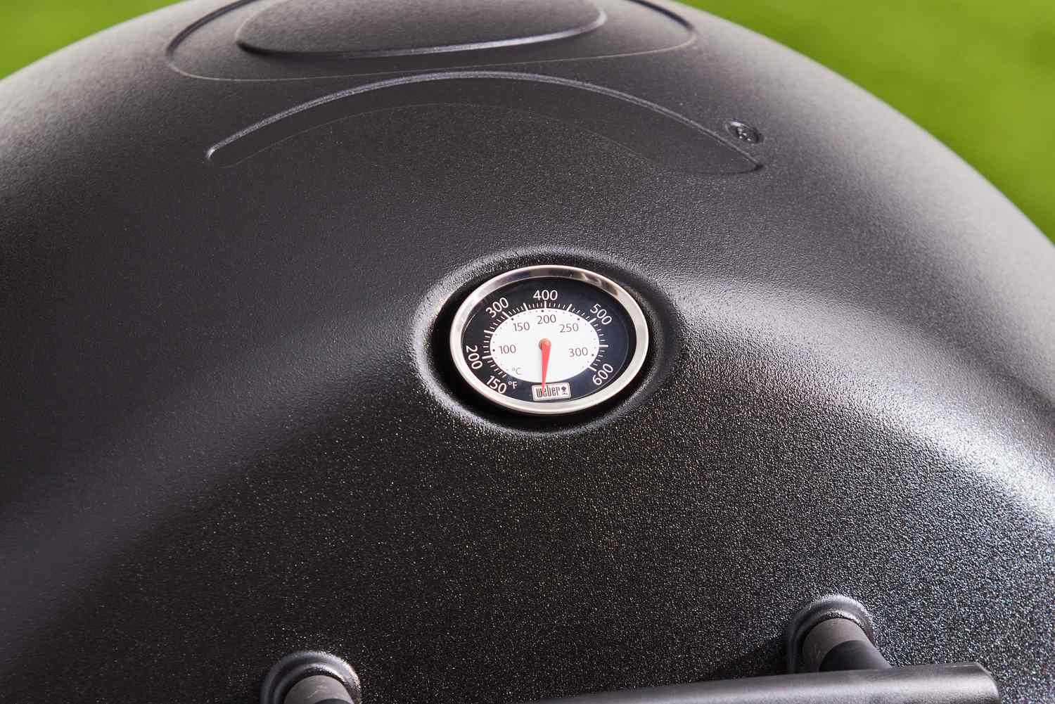 Temperature gauge on the Weber Q 1200 grill