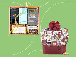 Gourmet gift baskets we recommend on a green background