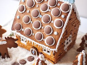 Pretzel gingerbread cabin from vikalinka