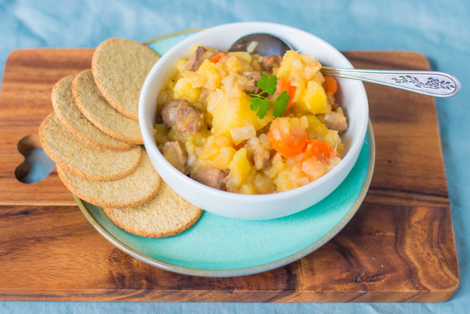 Scottish Stovies in a bowl with oatcakes nearby