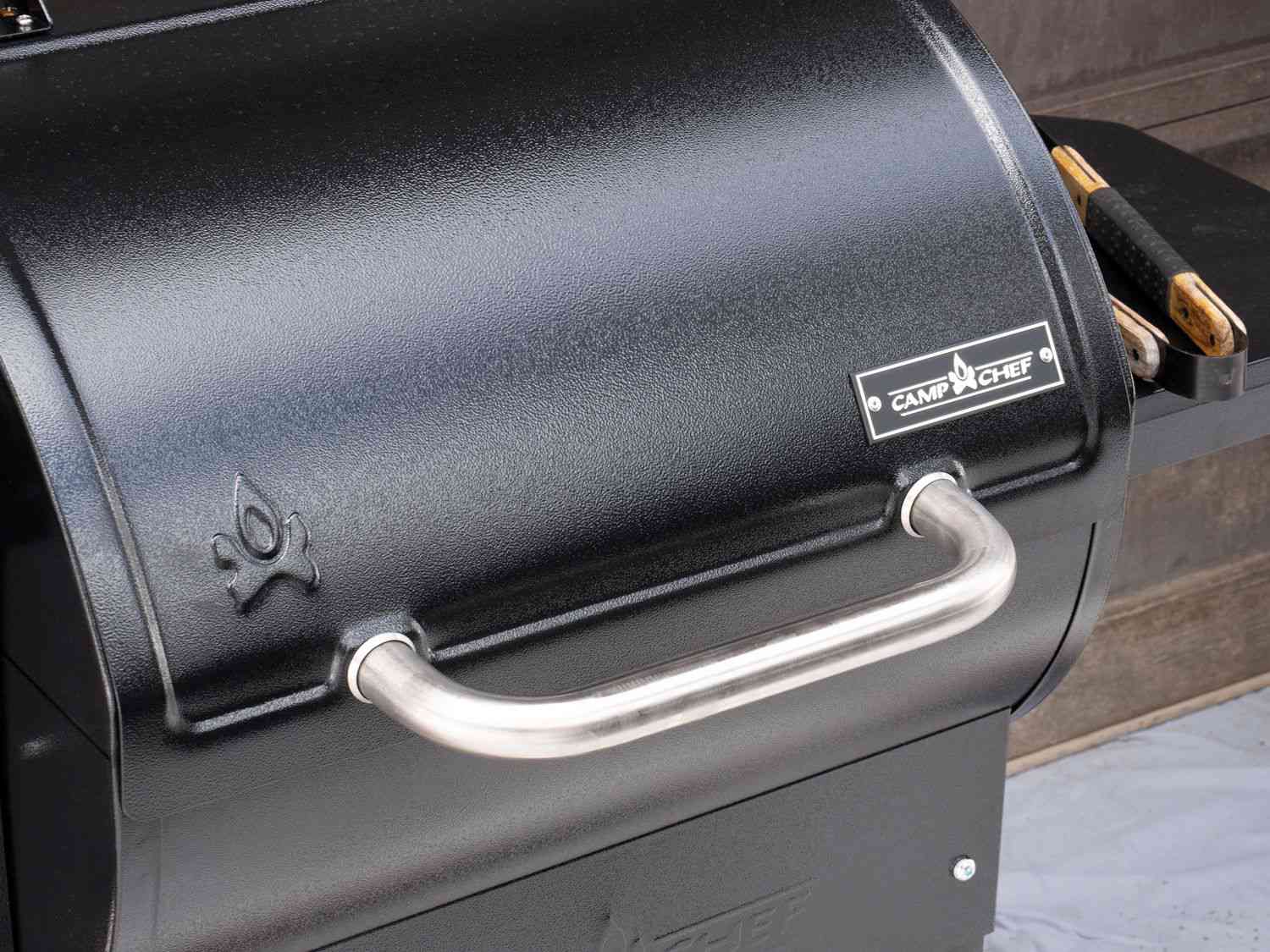 Closed lid of the Camp Chef SmokePro DLX Pellet Grill
