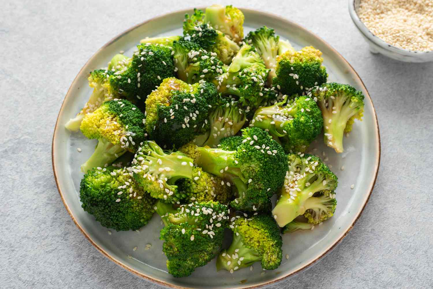 Quick broccoli with oyster sauce on a plate with sesame seeds