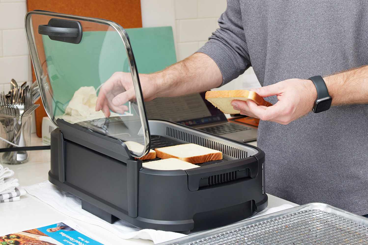 Person placing slices of bread on the Power XL Smokeless Grill