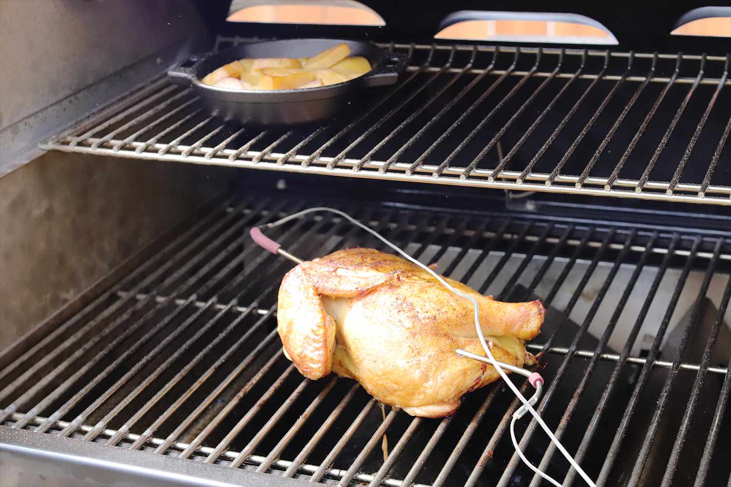 weber-smokefire-ex4-wood-fired-pellet-grill-chicken