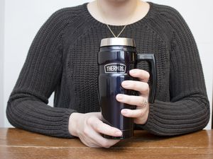 Person holding Thermos Stainless King Travel Mug