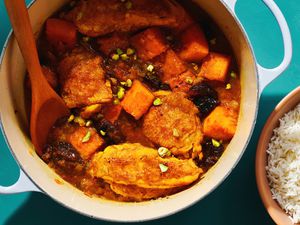 Khoresh Kadu Halvaee in pot with rice in bowl on side