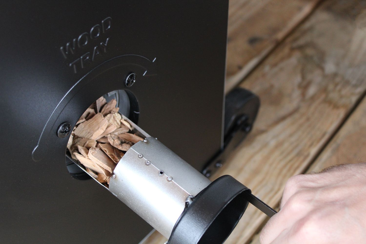 masterbuilt-bluetooth-digital-electric-smoker-woodchips