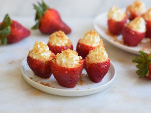 cheesecake stuffed strawberries