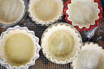 A variety of pie pans containing pie crusts