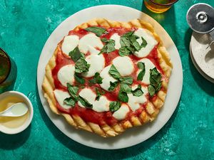 Pizza on a grill served on a plate