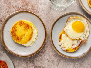 Arepas de Choclo (Sweet Corn Cakes With Cheese)