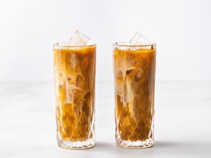 Two tall glasses of Thai iced tea