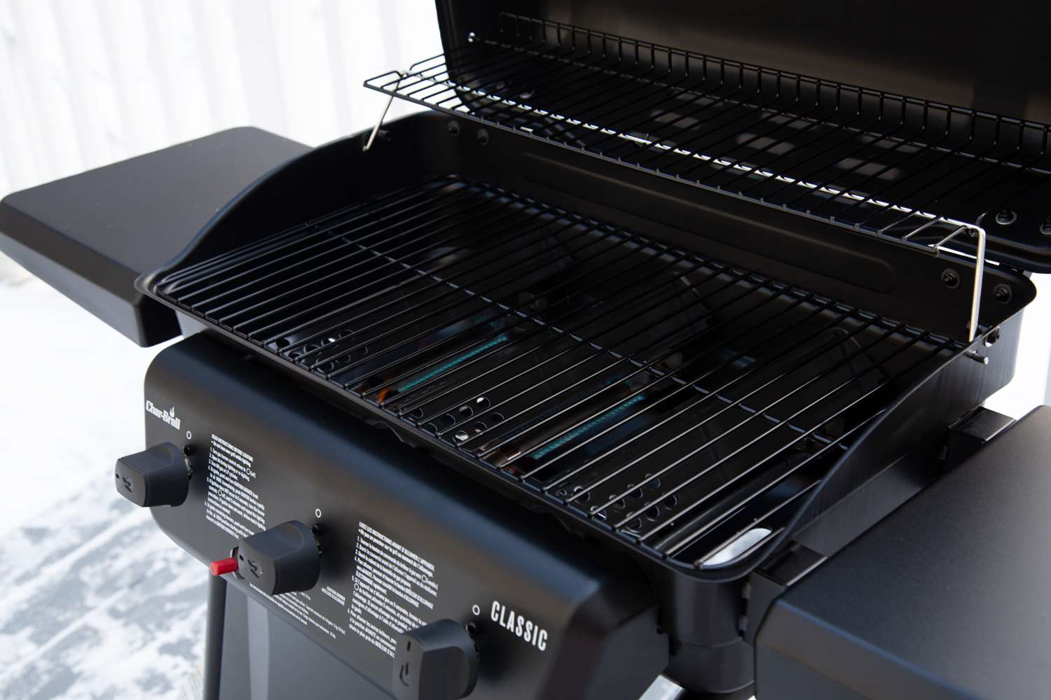 char-broil-classic-360-3-burner-gas-grill-closeup