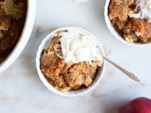 apple streusel with ice cream