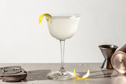 Vodka Martini recipe, martini with lemon peel 