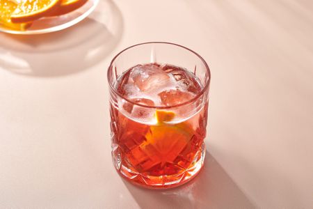 A Negroni Sbagliato cocktail served with orange slices