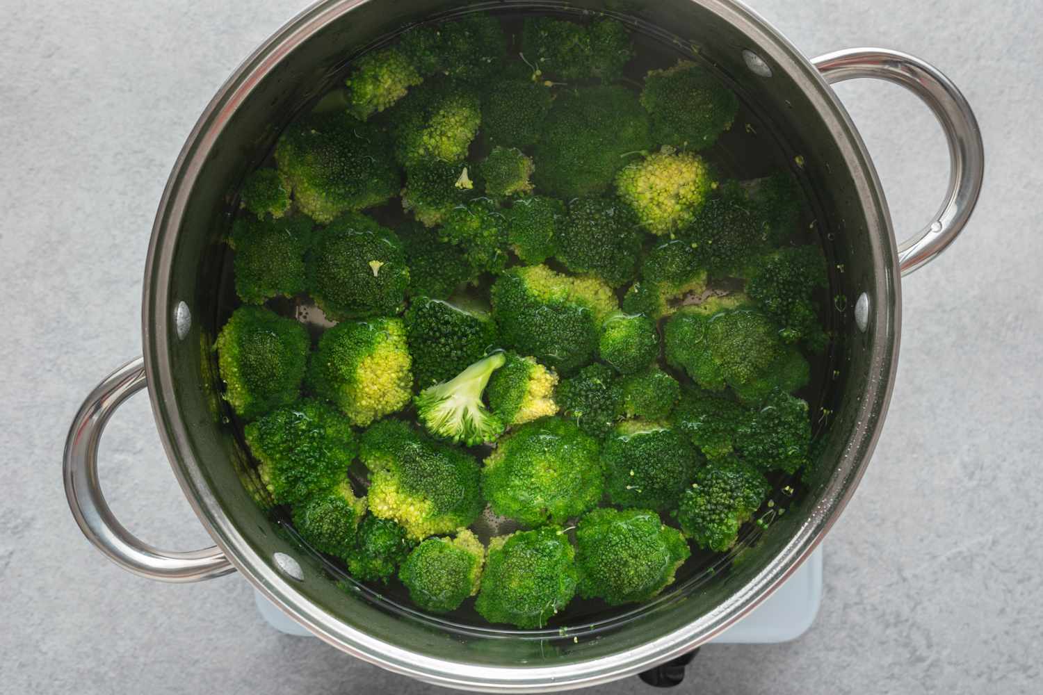 Blanch broccoli in a large pot of water 