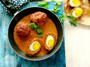 Nargisi Kofta in Gravy