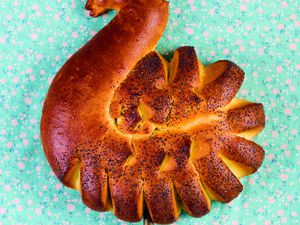 Paashaantjes (rooster breads) are a Dutch Easter tradition