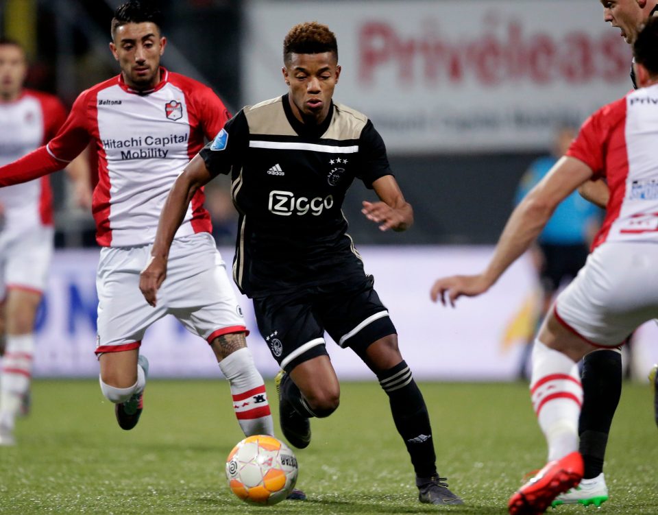  David Neres took a direct (message) approach as he looked to land a date with German model Kira Winonca