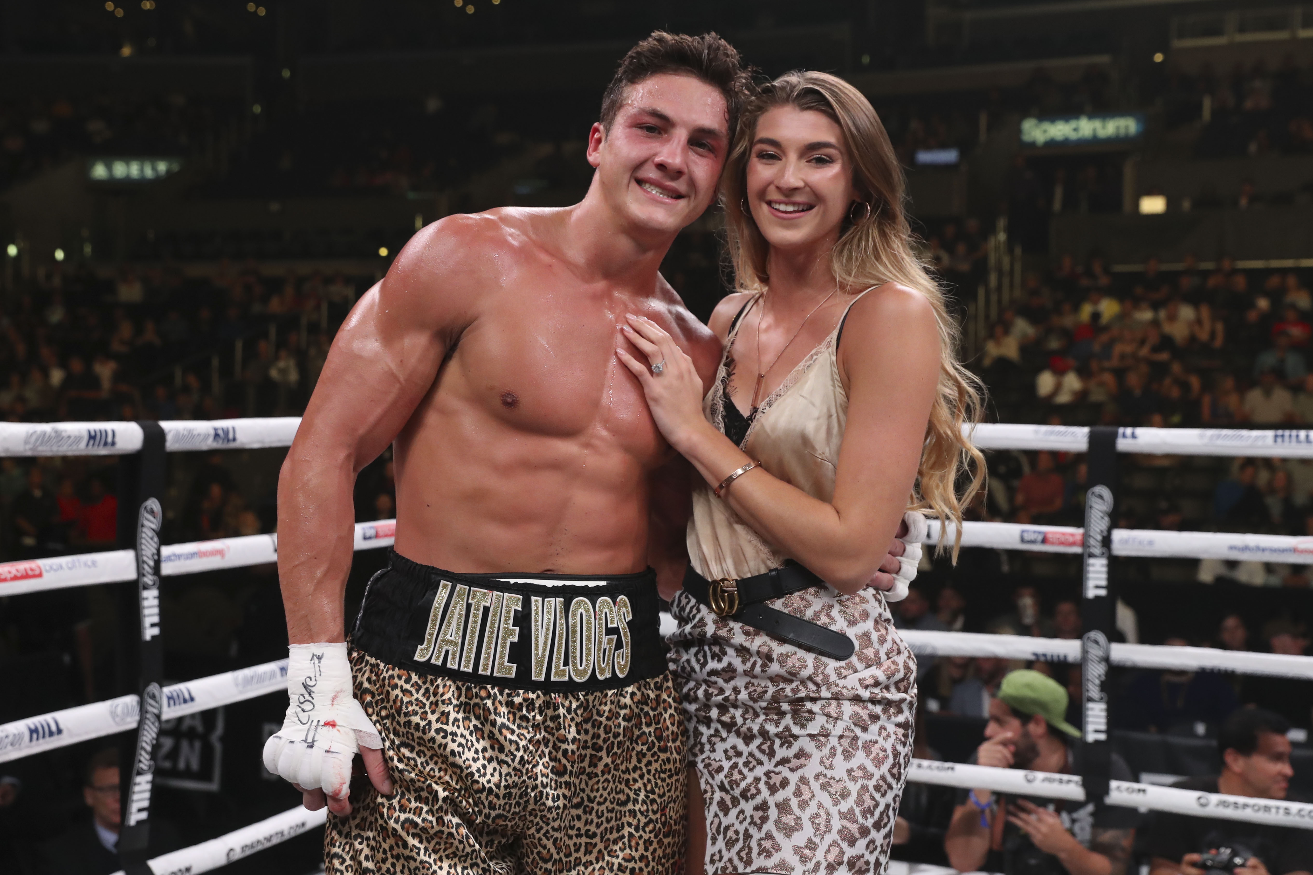  Josh Brueckner won his boxing debut on the KSI vs Logan Paul undercard and swiftly took a knee to propose to his girlfriend