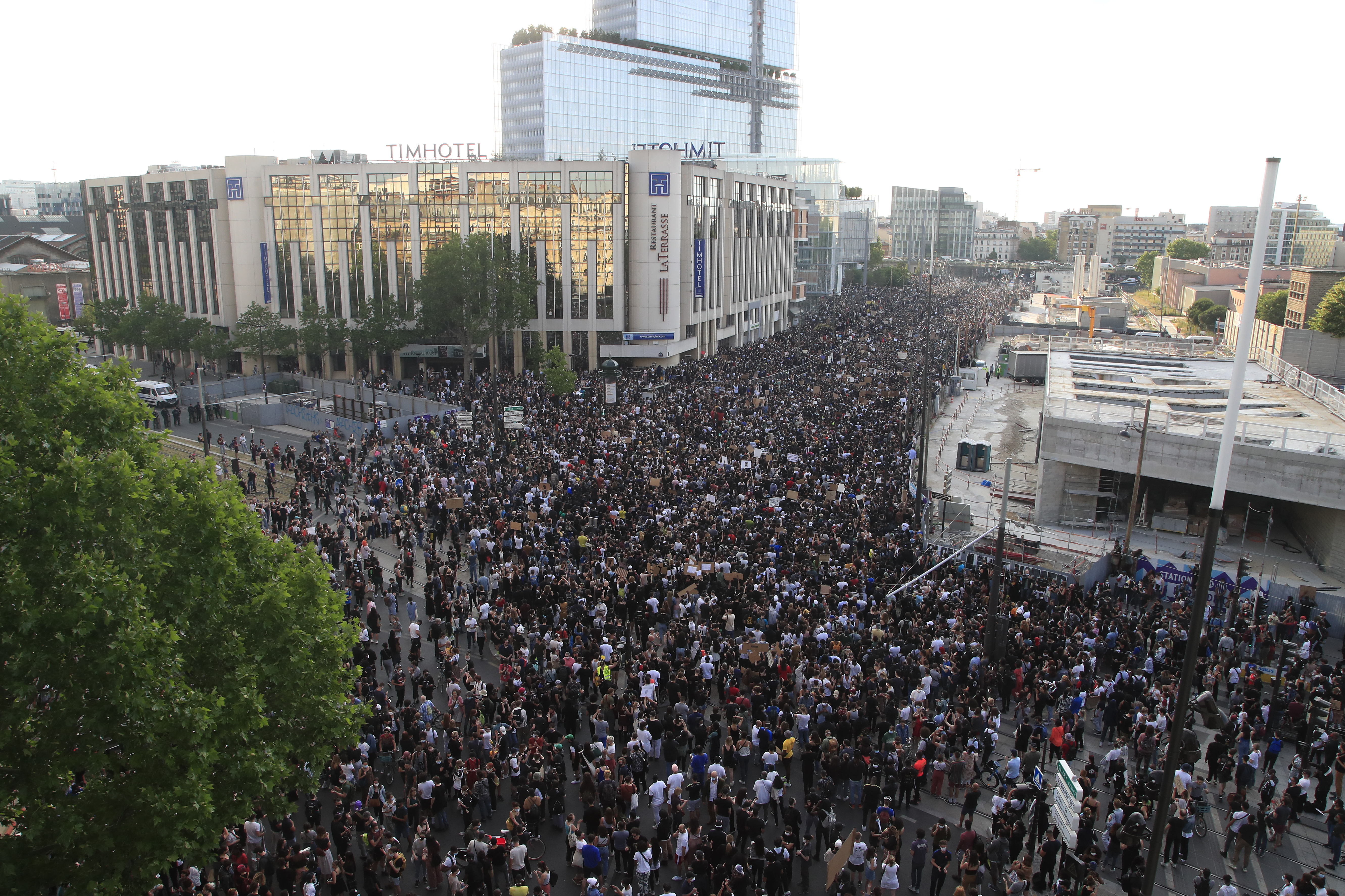  Thousands teemed onto Paris city streets on Tuesday night