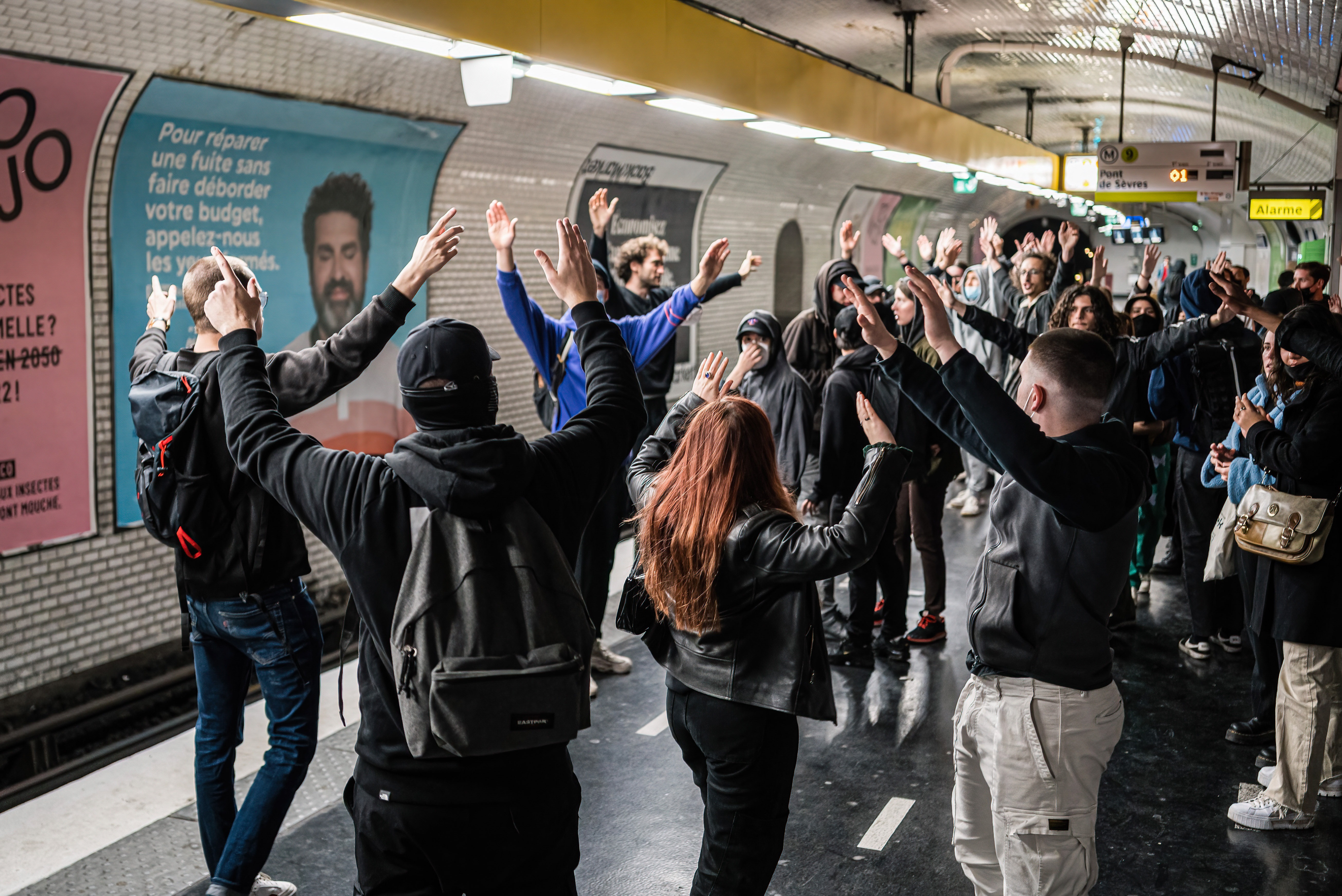 French students took to public places to display their displeasure