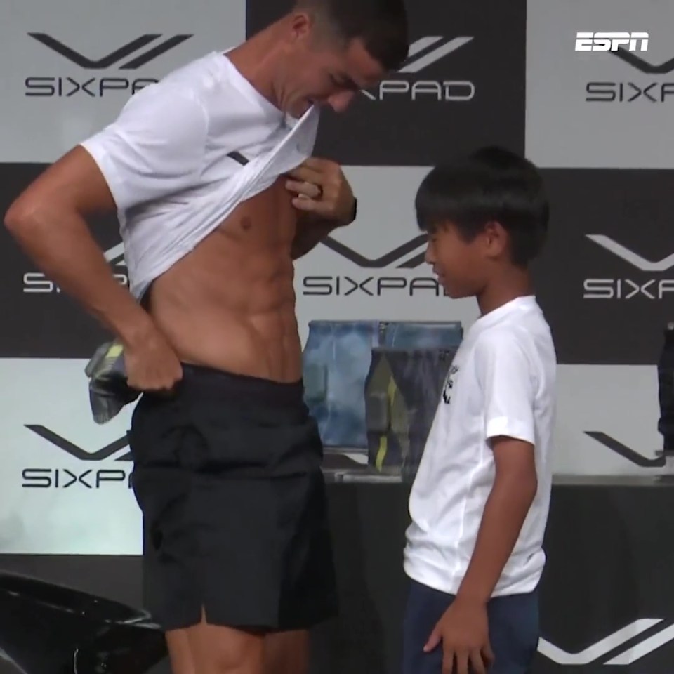 Cristiano Ronaldo showed his stomach to a young fan who wanted to compare their abs to his