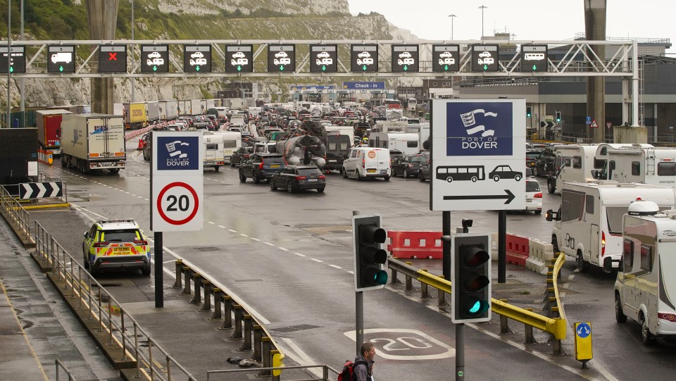 A court heard that Walid Saadaoui and Amar Hussein went to Dover in March where weapons were to be imported for an IS-inspired machine gun attack on Jews