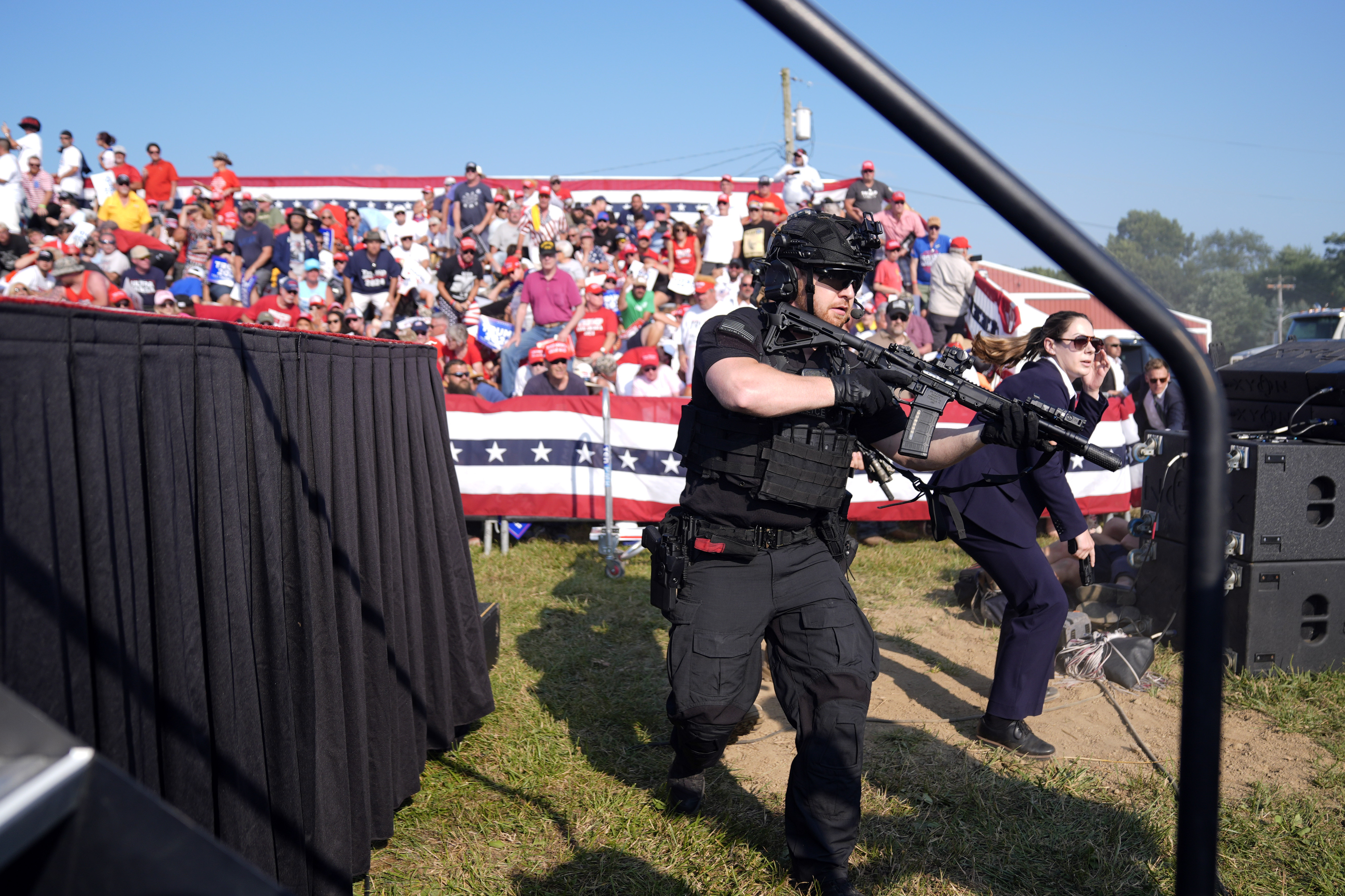 Armed agents rush to the stage