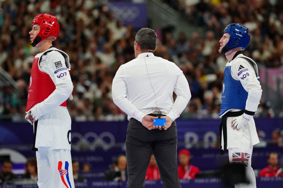 The crowd booed towards the end of the bout