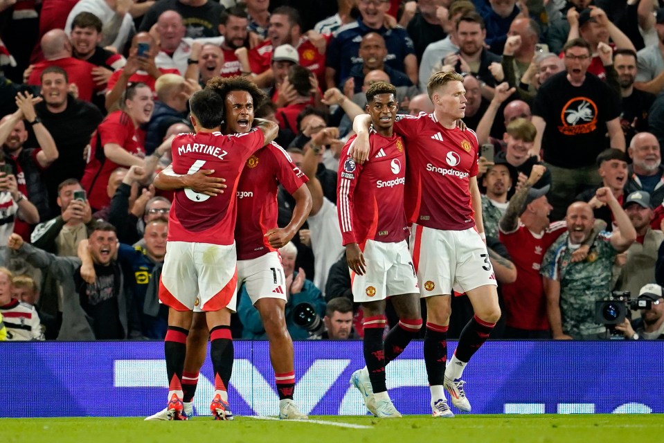 Joshua Zirkzee celebrates his winning goal against Fulham