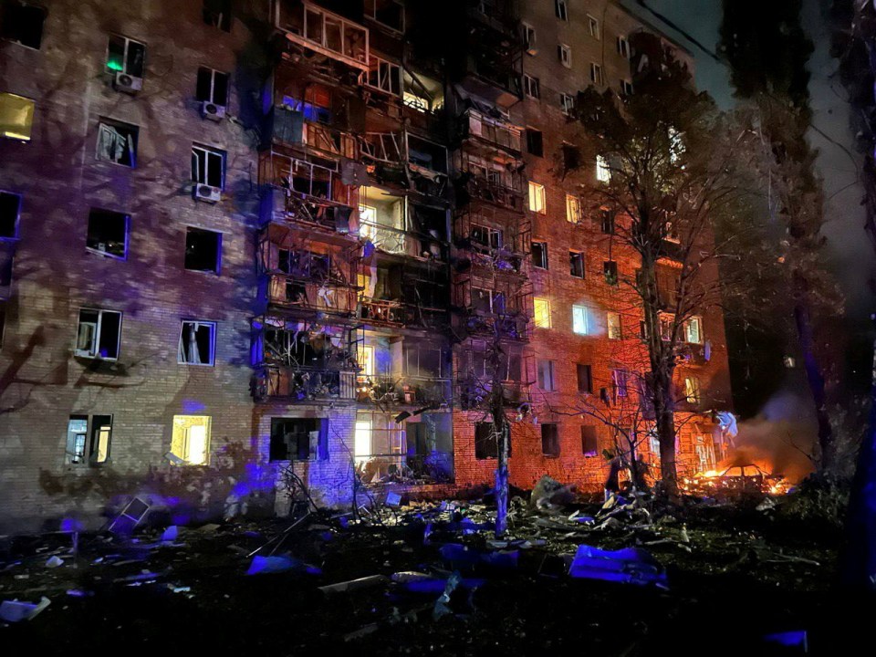 An apartment building is beaten up amid the fighting