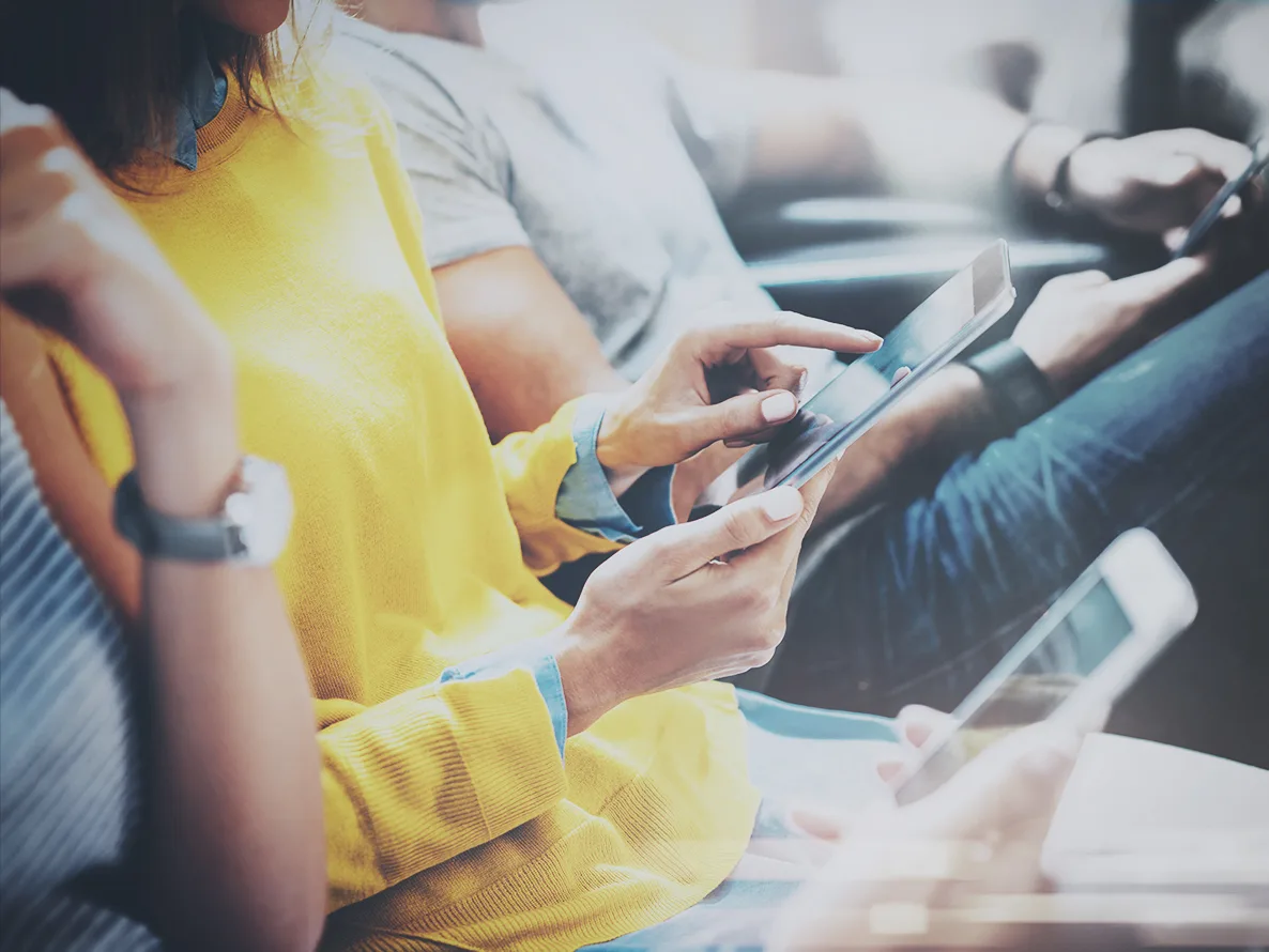 Woman using a mobile device thanks to application modernization services.