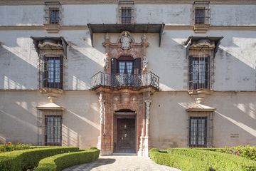 Close shot of the entrance to Palacio Domecq