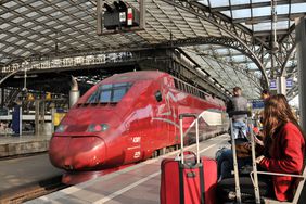 Thalys Schnellzug Express french station Hautbahnhof Hbf track tracks platform train railway Deutsche Bahn passengers waiting