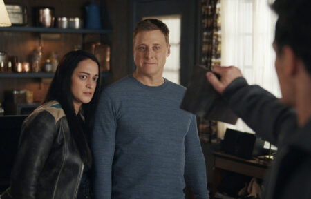 Sara Tomko as Asta Twelvetrees, Alan Tudyk as Harry Vanderspeigle in Resident Alien - 'Homecoming'